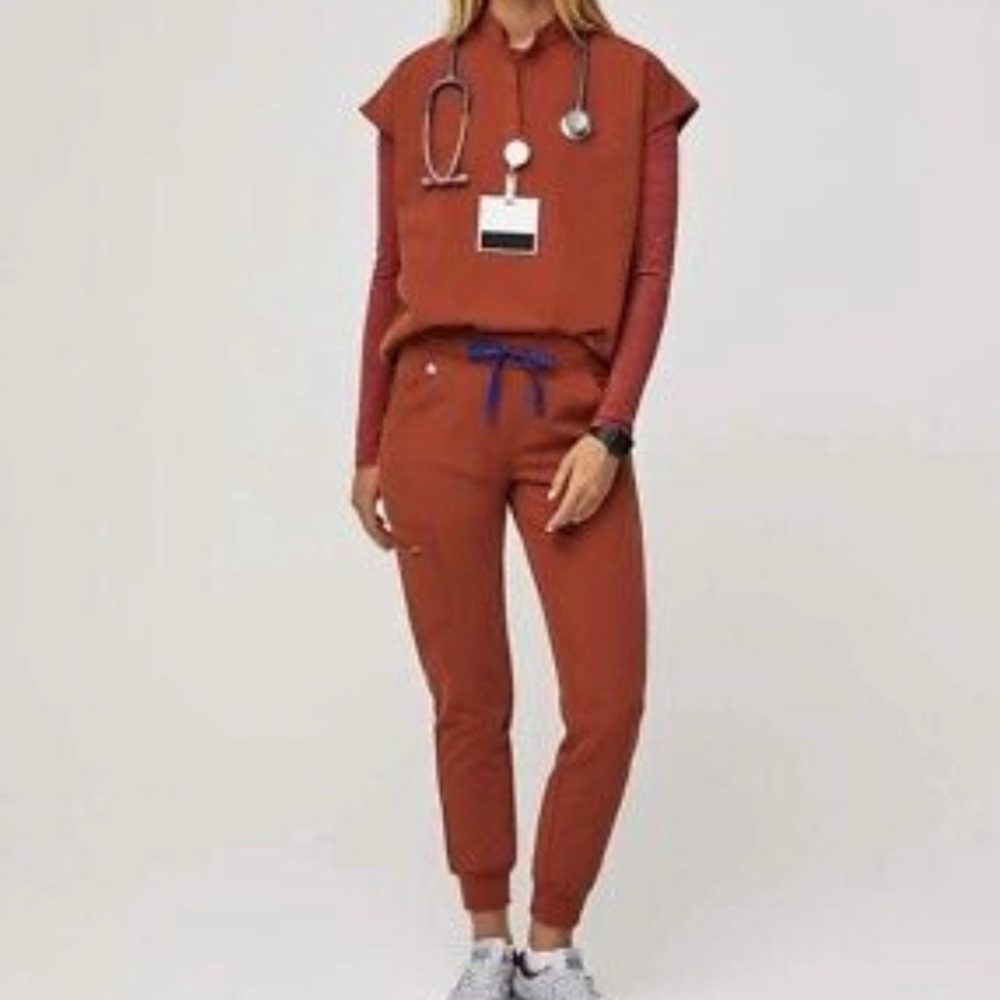 Women Figs Set in Auburn - XS Rafaela & MP Joggers